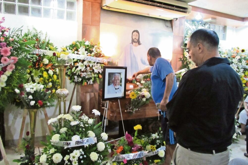 Desde las 14:00 horas del viernes se abrió la capilla para recibir a los fans (RAÚL TORRES. EL UNIVERSAL)