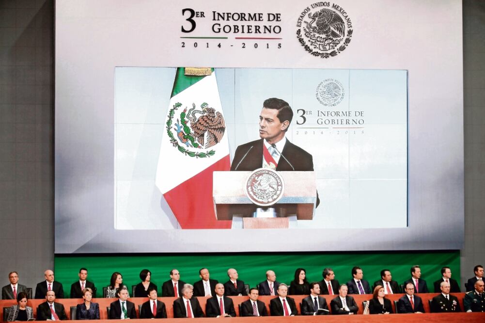 En su tercer Informe, el presidente Enrique Peña Nieto aceptó que 2015 había sido un año difícil para México debido a la fuga de Joaquín El Chapo Guzmán y el caso Ayotzinapa (ARCHIVO EL UNIVERSAL)