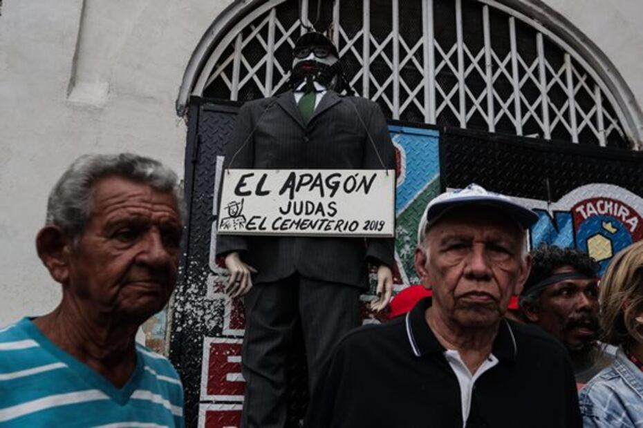 Queman muñecos del "apagón", de Trump, Guaidó y Maduro en Caracas