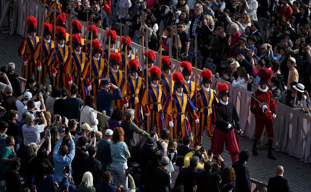 Guardias suizos acompañan el féretro del Papa Francisco a la Basílica de San Pedro, Ciudad del Vaticano, el 23 de abril de 2025. El cuerpo del difunto pontífice fue trasladado desde la Capilla de la Casa Santa Marta a la Basílica de San Pedro para ser velado durante tres días. El funeral tendrá lugar el 26 de abril de 2025. Foto: EFE