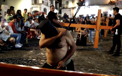 FOTOS: Penitentes ofrecen su sacrificio en Semana Santa para que se mantenga la paz en Taxco