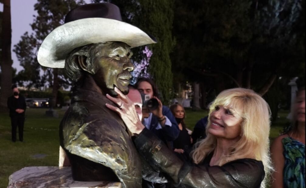 Burt Reynolds podrá estar cerca de sus fans, develan busto en su honor