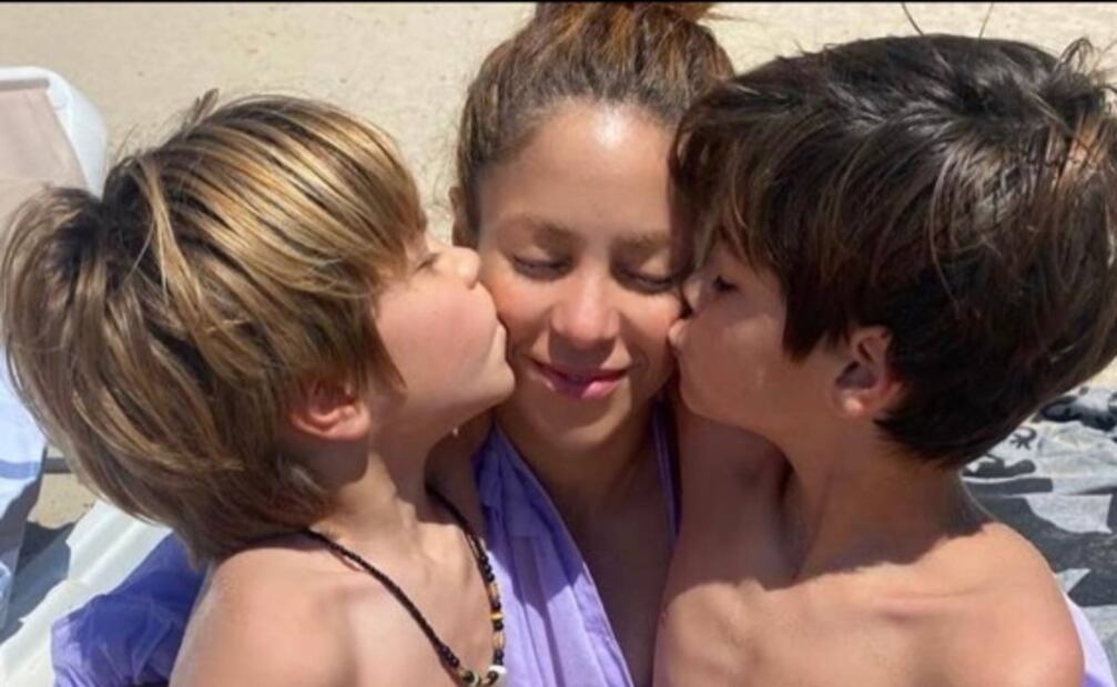 Shakira se da un respiro y abandona Barcelona con sus hijos