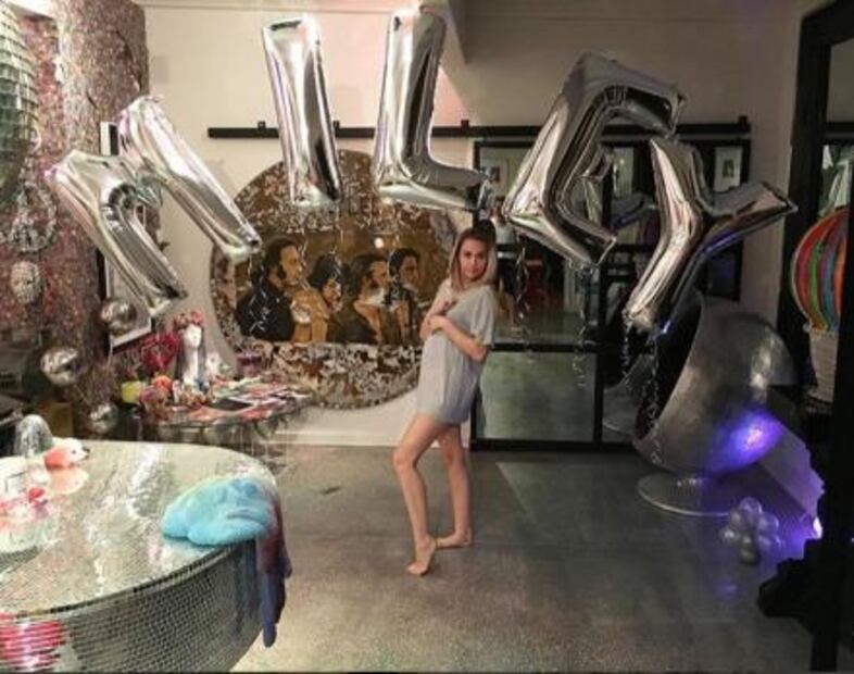 Con foto, Miley Cyrus responde si está embarazada
