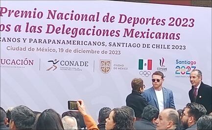 Canelo Álvarez acompaña a Eddy Reynoso en la entrega del Premio Nacional de Deportes