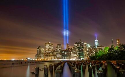 Vigas de luz rinden homenaje a las Torres Gemelas caídas en ataques del 11-S