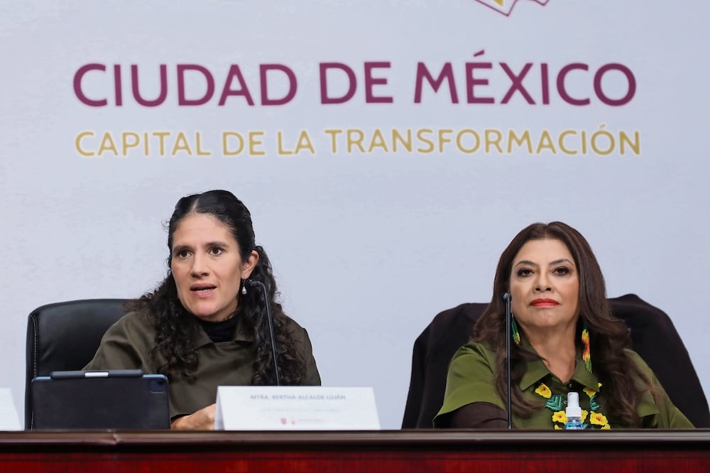 La fiscal capitalina y la jefa de Gobierno durante la conferencia en la que detallaron el acuerdo reparatorio en el caso de la explosión en Iztapalapa. Foto: Especial