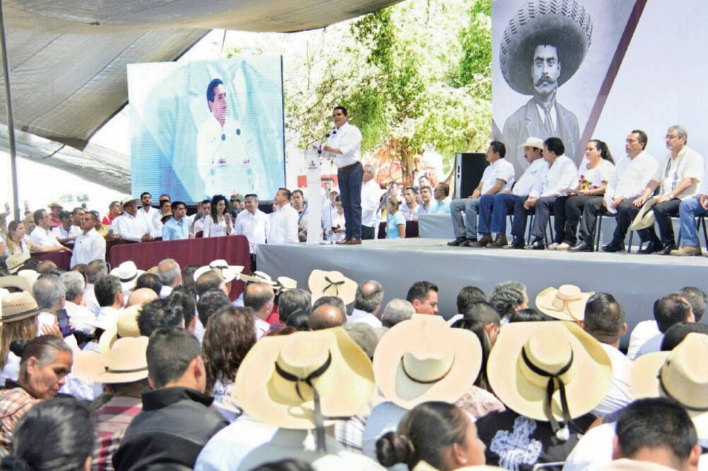 El gobernador de Michoacán, Silvano Aureoles, participó ayer en la ceremonia por el 98 aniversario luctuoso del general Emiliano Zapata. (ESPECIAL)
