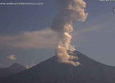 Volcán de Colima emite fumarola de 1.7 km