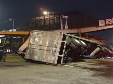 Muere chofer de tráiler que volcó contra la malla del Metro en Circuito Interior Línea 5