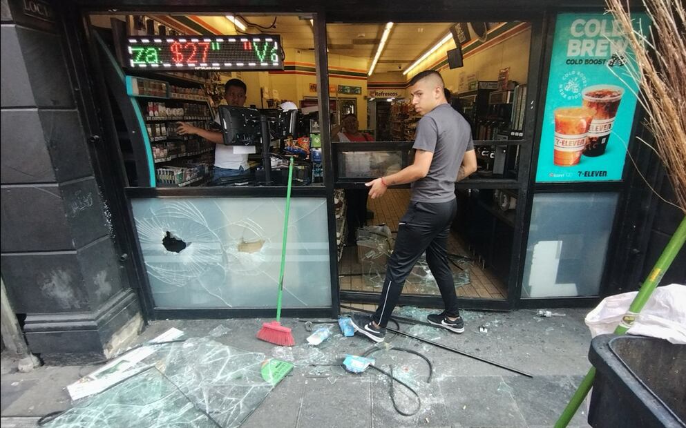 Encapuchados realizaron pintas y diversos destrozos en negocios ubicados en las inmediaciones de la Alameda Central en la Ciudad de México durante la marcha por el Día del trabajo, el 1 de mayo de 2025. Foto: Fernanda Rojas/EL UNIVERSAL