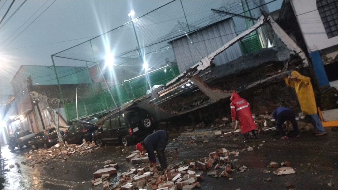 La lluvia también ocasionó el derrumbe de dos bardas las cuales cayeron sobre algunos vehículos. No se reportaron personas lesionadas. (Foto: especial)