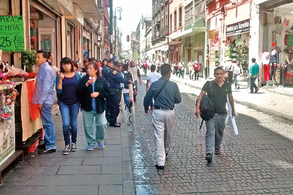 Un total de mil 200 granaderos resguardan desde ayer las calles del Centro Histórico para evitar que regresen los 800 toreros desalojados el lunes (EDUARDO HERNÁNDEZ. EL UNIVERSAL)
