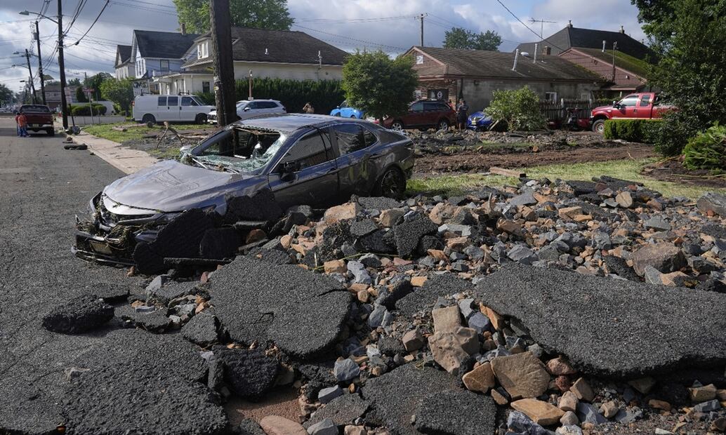 Escombros y un automóvil dañado yacen en una calle después de las inundaciones causadas por las lluvias en la zona de North Plainfield, Nueva Jersey, el martes 15 de julio de 2025. Foto: AP