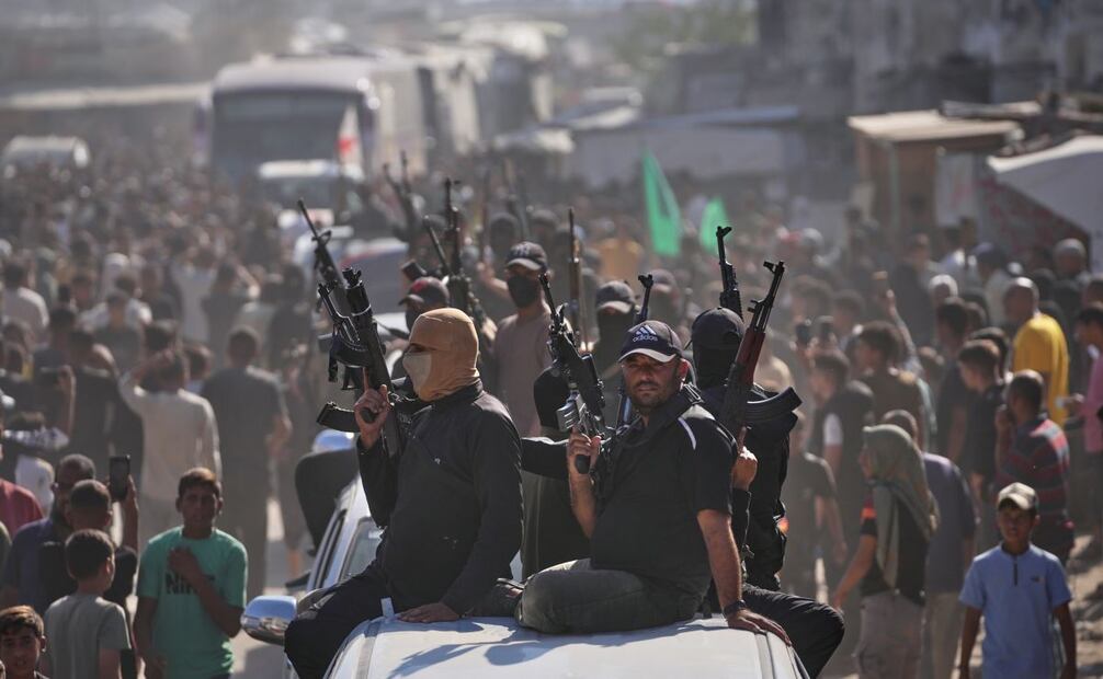 Hombres armados de Hamás en camionetas escoltan autobuses que transportan prisioneros palestinos liberados mientras son recibidos tras su liberación de las cárceles israelíes en virtud de un acuerdo de alto el fuego entre Hamás e Israel, en Khan Younis, sur de la Franja de Gaza, el lunes 13 de octubre de 2025. Foto: AP/Archivo