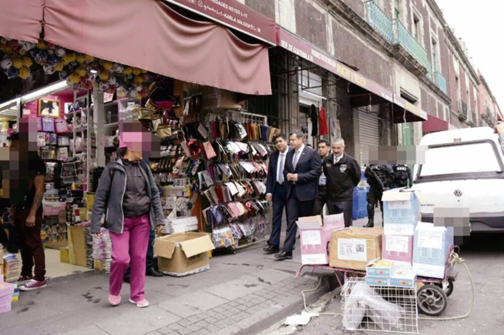 El jefe de Gobierno, José Ramón Amieva, recorrió las calles de Garibaldi, Mixcalco y Tepito tras el reforzamiento de la seguridad con la llegada de 500 policías de Investigación al sector (ESPECIAL)