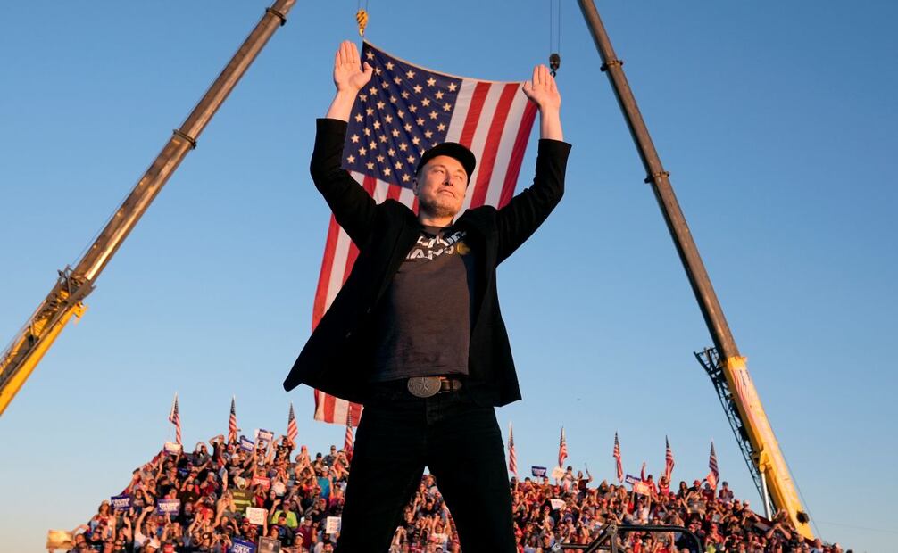 El director ejecutivo de Tesla y SpaceX, Elon Musk, sube al escenario para hablar junto al expresidente Donald Trump, candidato presidencial republicano, en un evento de campaña en el Butler Farm Show, el sábado 5 de octubre de 2024, en Butler, Pensilvania. Foto: AP
