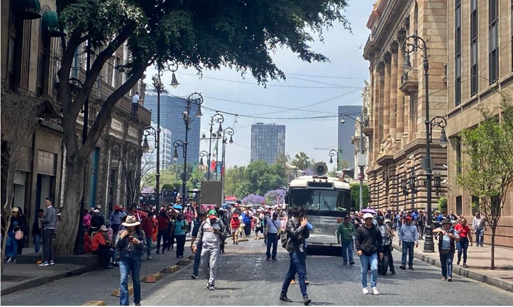 Integrantes de la CNTE realizaron una marcha en las principales vialidades del primer cuadro de la Ciudad de México en el marco del paro laboral de las 72 horas para exigir la abrogación de la ley ISSTE del 2007. Foto: Juan Carlos Williams/EL UNIVERSAL