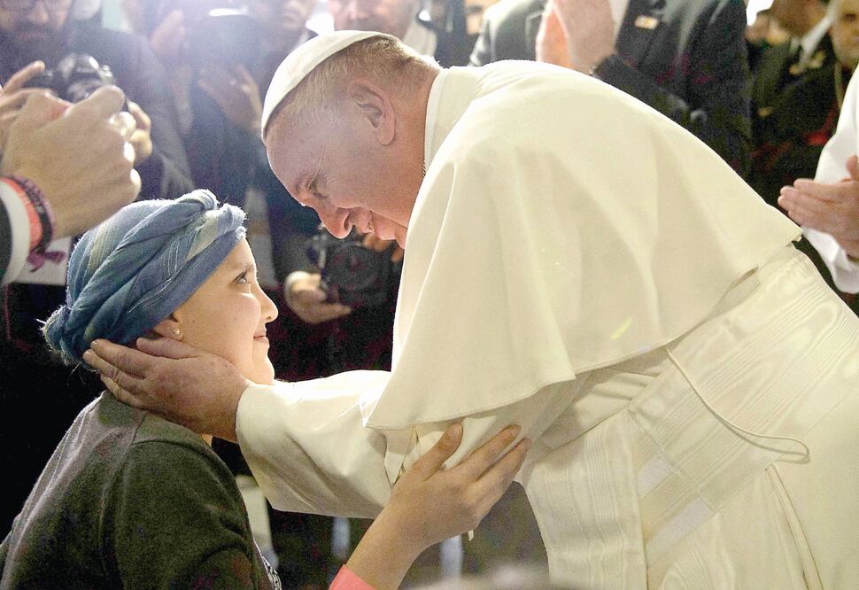 El papa Francisco se acercó a Evelyn para escuchar sus peticiones y también darle ánimo durante su visita (DIF NACIONAL)