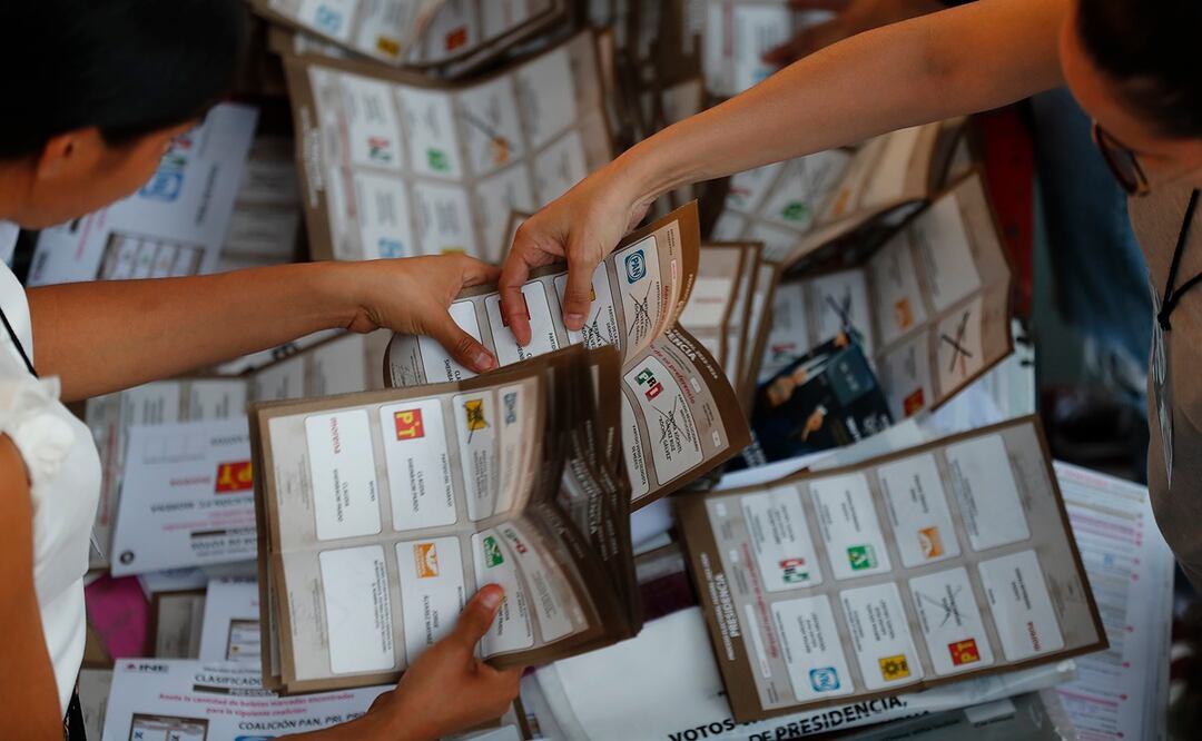 Funcionarios realizan el conteo de votos de las elecciones generales mexicanas el 2 de junio de 2024, en un colegio electoral en Guadalajara (México). El conteo definitivo de los votos comenzó este miércoles en México, donde el presidente Andrés Manuel López Obrador tachó de "hipócritas" a los opositores que impugnarán los resultados por la presunta injerencia del crimen y del Estado a favor de la ganadora, la oficialista Claudia Sheinbaum. EFE/ Francisco Guasco
