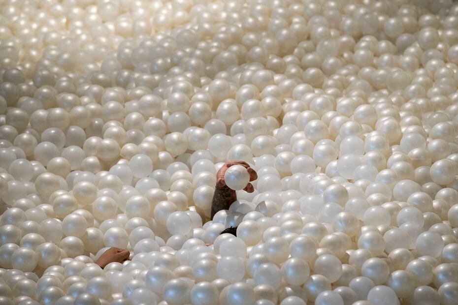 Para relajarte puedes echarte un clavado en la alberca de pelotas / Foto: Edgar Silva Fuentes