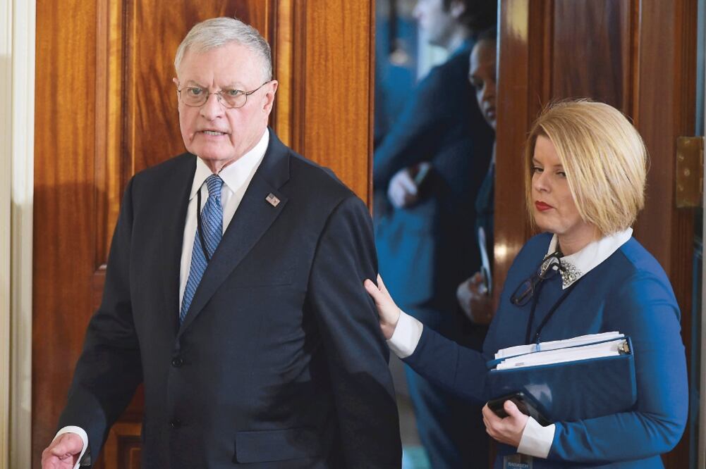 El asesor de Seguridad Nacional interino, Keith Kellogg, a su llegada ayer para una conferencia de prensa del presidente Donald Trump en la Sala Este de la Casa Blanca (MANDEL NGAN. AFP)