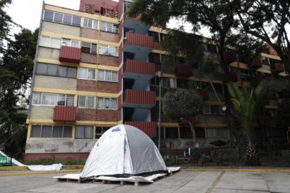 Adultos mayores llevan 10 días en una carpa tras el sismo