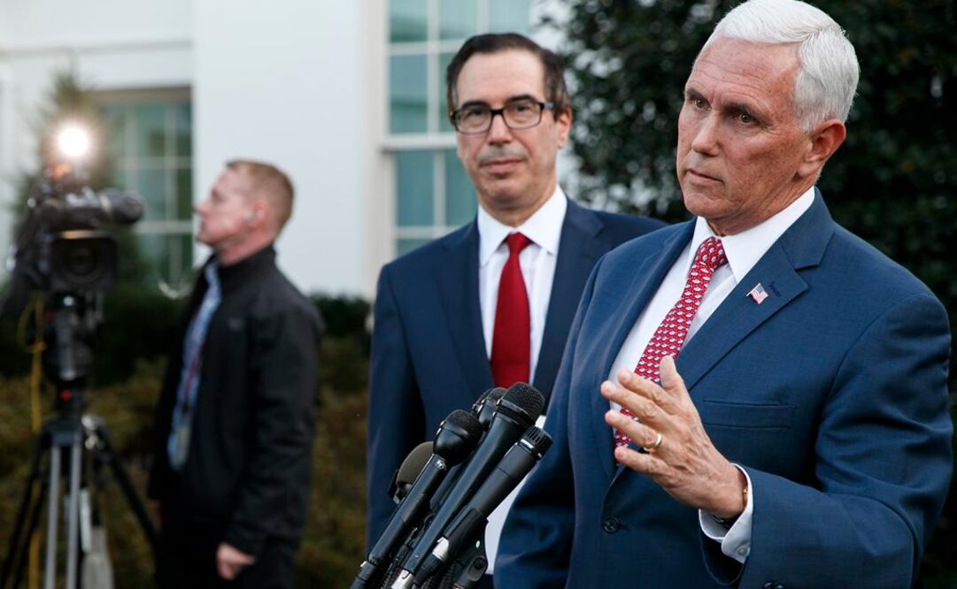 El secretario del Tesoro, Steven Mnuchin, y el vicepresidente Mike Pence (Foto: AP)