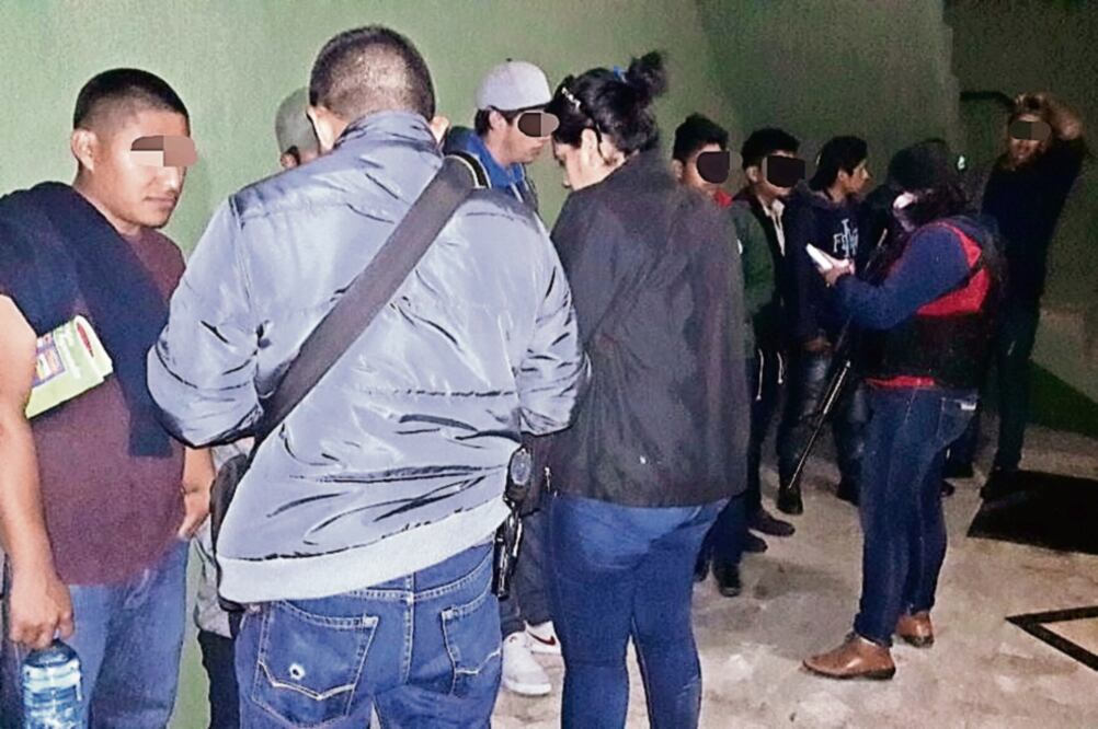 Autoridades acudieron al hotel ubicado sobre la avenida Lauro Villar, donde estaban los migrantes originarios de Honduras, Guatemala y El Salvador. (FOTO: Especial)