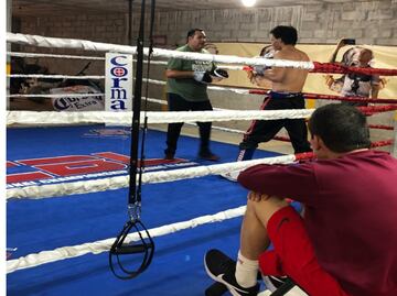 Julio César Chávez supervisa entrenamientos de su hijo