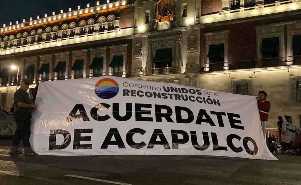 Integrantes de la caravana ciudadana de Acapulco, instalan campamento frente a Palacio Nacional. Foto: Gaspar Betancourt. EL UNIVERSAL