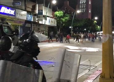 Policías desalojan a estudiantes normalistas en protesta de Chiapas