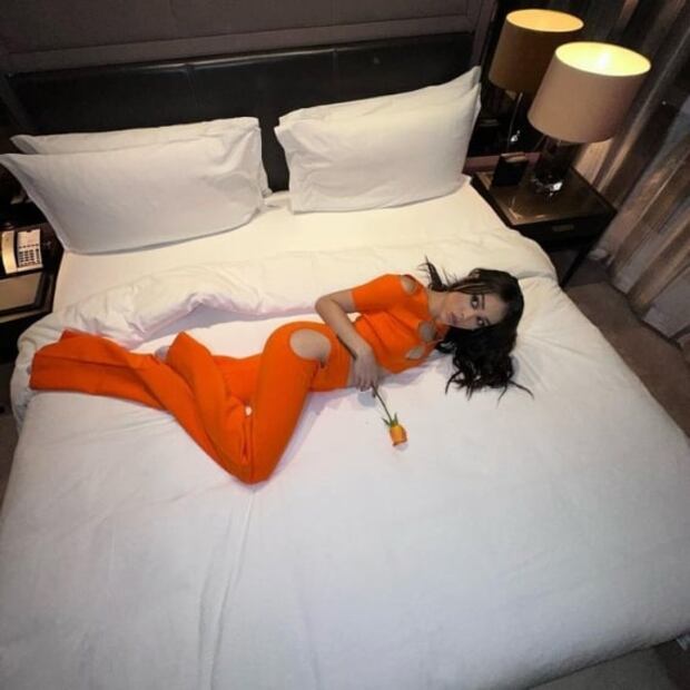Danna Paola enciende Instagram con look naranja sin ropa interior