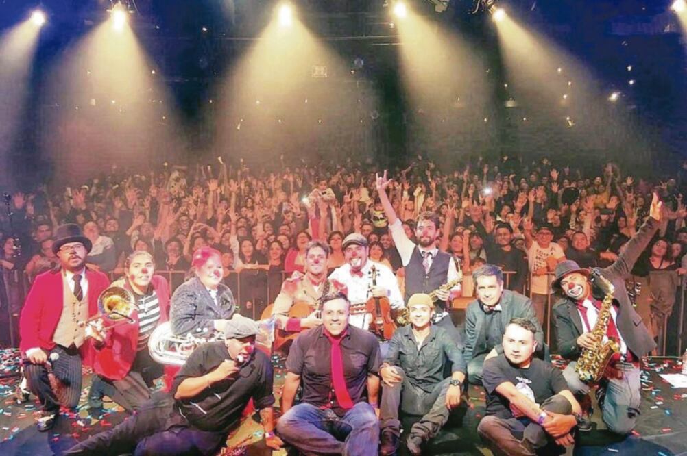 Como fiesta, hubo chistes, piropos y papel multicolor. CORTESÍA