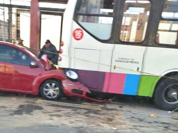 Conductor choca contra Mexibús en Tultitlán y pierde la vida
