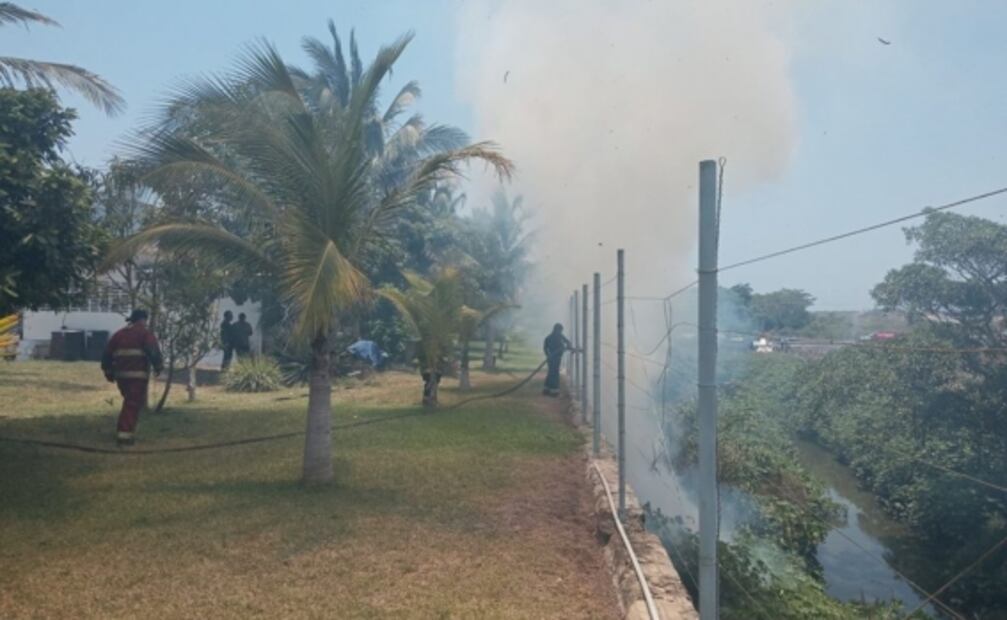 Evacuan a 100 personas por incendio de pipa en Veracruz