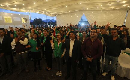Estudiantes celebran que paneles solares iluminan su escuela