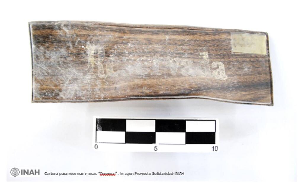 Este artículo, que en sus mejores tiempos apartaría mesas para comensales que reservaran por llamada telefónica, pareciera haber “reservado” también los modernos vestigios rescatados de la excavación. Imagen: Proyecto Solidaridad-INAH.