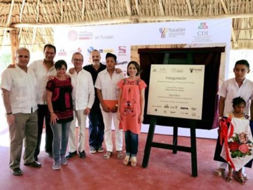 Miguel Bosé realiza labor altruista en comunidades mayas