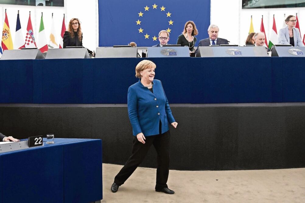 La canciller alemana, Angela Merkel, ayer a su llegada al Parlamento Europeo donde pronunció un discurso en defensa del multilateralismo. (FREDERICK FLORIN. AFP)