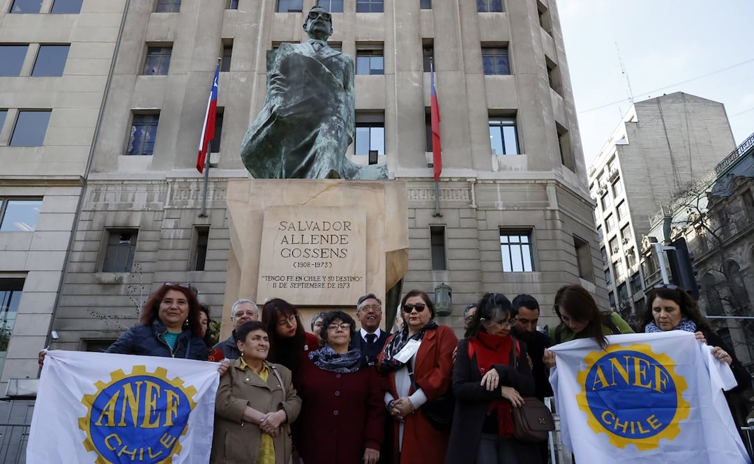 Varias personas con banderas de la Agrupación Nacional de Empleados Fiscales (Anef) participan en uno de los actos conmemorativos por el aniversario del golpe de Estado, en Santiago. Foto: EFE