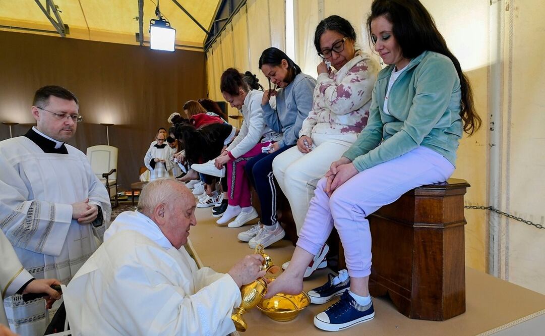 En silla de ruedas, el papa Francisco lava los pies a 12 reclusas por Jueves Santo en una cárcel en Roma. Foto: AP