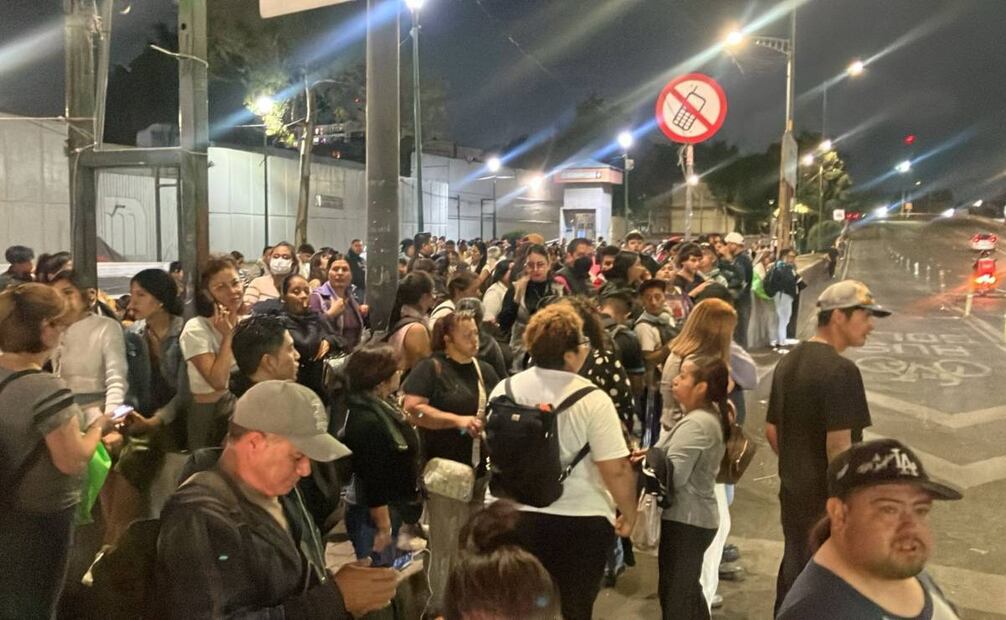 Usuarios de L9 evacuados por incidete en el metro; permanencen cerradas las estaciones de Iztapalapa a Constitución, 03 de marzo de 2025. Foto:  Juan Carlos Williams/ EL UNIVERSAL