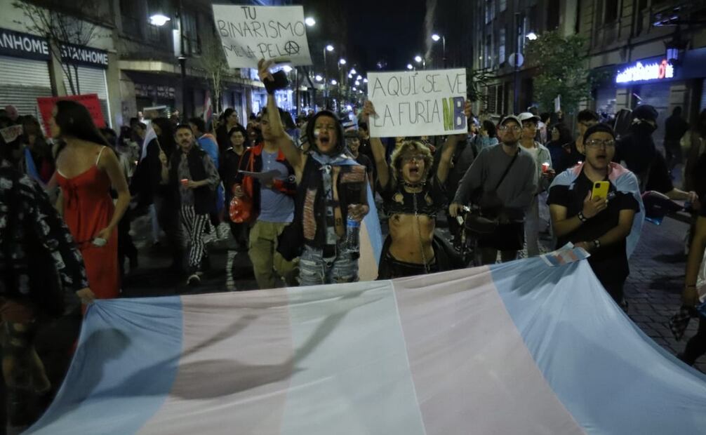 Movilización por el Día Internacional de la Memoria Trans, en la que colectivos partieron del hemiciclo a Juárez al Zócalo capitalino. Foto: Fernanda Rojas / EL UNIVERSAL
