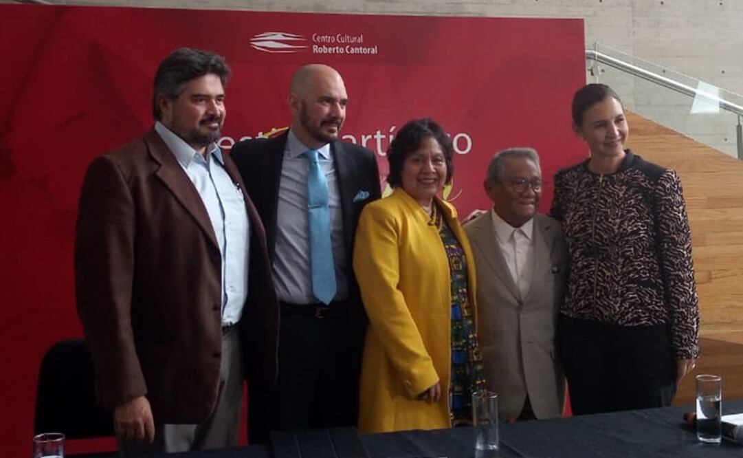 Maestro José Julio Díaz Infante, Roberto Cantoral, director de la SACM, Lucina Jiménez, directora de Instituto Nacional de Bellas Artes y Literatura, Armando Manzanero y Erica Millet, secretaria de la cultura y las artes de Yucatán