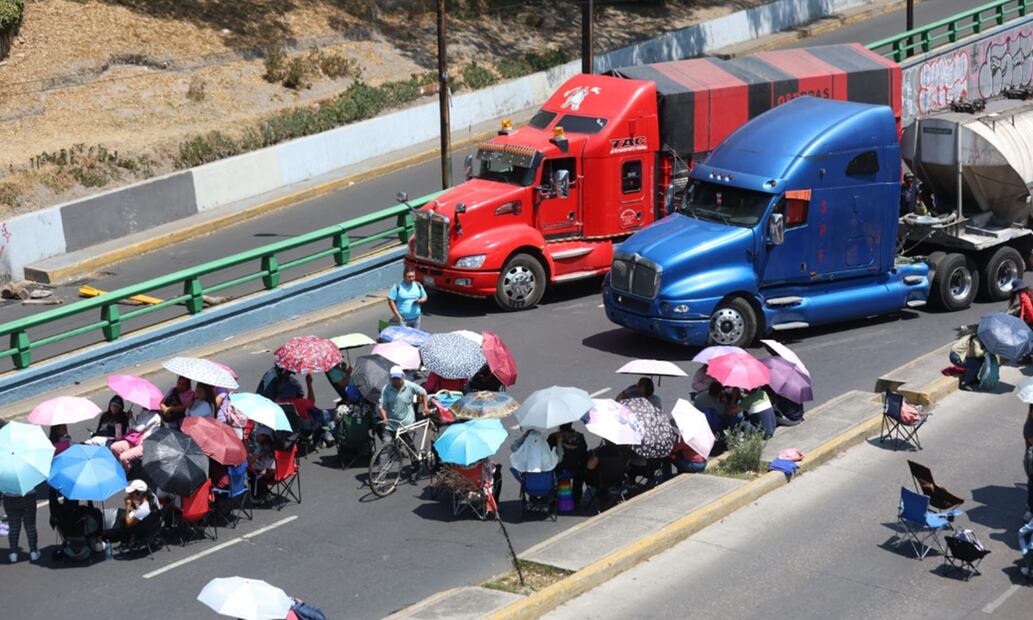 Integrantes de la Coordinadora bloquean la circulación en ambas direcciones de Circuito Interior a la altura de Paseo de la Reforma en la Ciudad de México, el viernes 16 de mayo de 2025. Foto: Francisco Rodríguez/EL UNIVERSAL