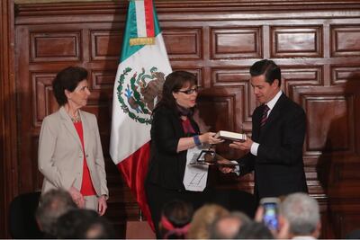 Peña entrega Premio de Ciencias a María Elena Álvarez-Buylla