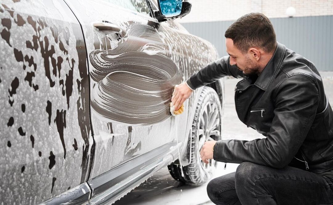 Limpia tu auto a profundidad para prevenir desgastes en sus componentes. Foto: Freepik