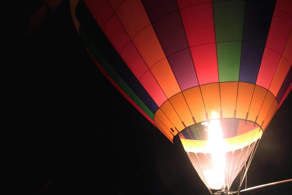 Los globos aerostáticos iluminan el cielo como parte de una noche simbólica para despedir el año.

Foto: Pexels