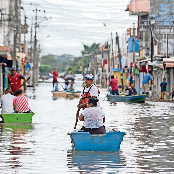 En Minatitlán y otra veintena de municipios en el sur de Veracruz siguen sufriendo estragos por desbordamientos parciales de ríos en zonas rurales. (ÁNGEL HERNÁNDEZ. EFE)